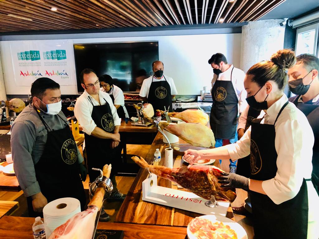 Imagen de la noticia Extenda organiza el primer curso de corte de jamón ibérico en México