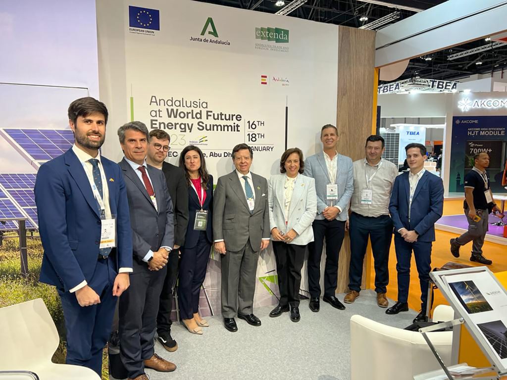 Imagen de la noticia La Junta impulsa la industria andaluza de renovables en los Emiratos Árabes Unidos, que prevé invertir 100.000 millones de dólares en proyectos de energía limpia hasta 2035