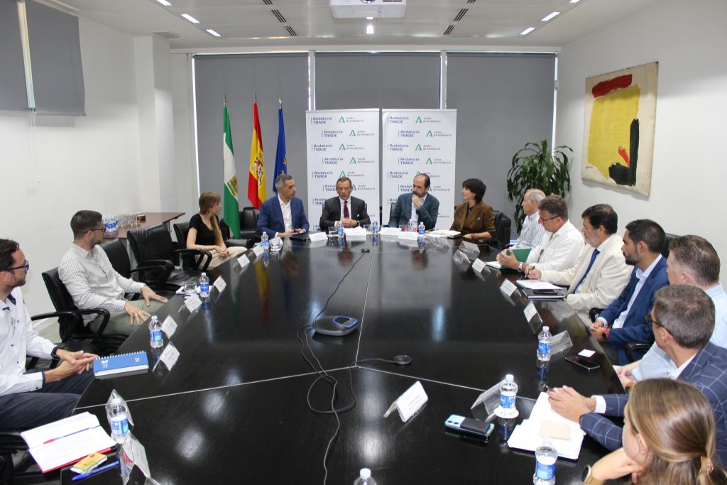 Imagen de la noticia Más de una veintena de empresas andaluzas conocen las  oportunidades de negocio en Ucrania de la mano de Andalucía TRADE