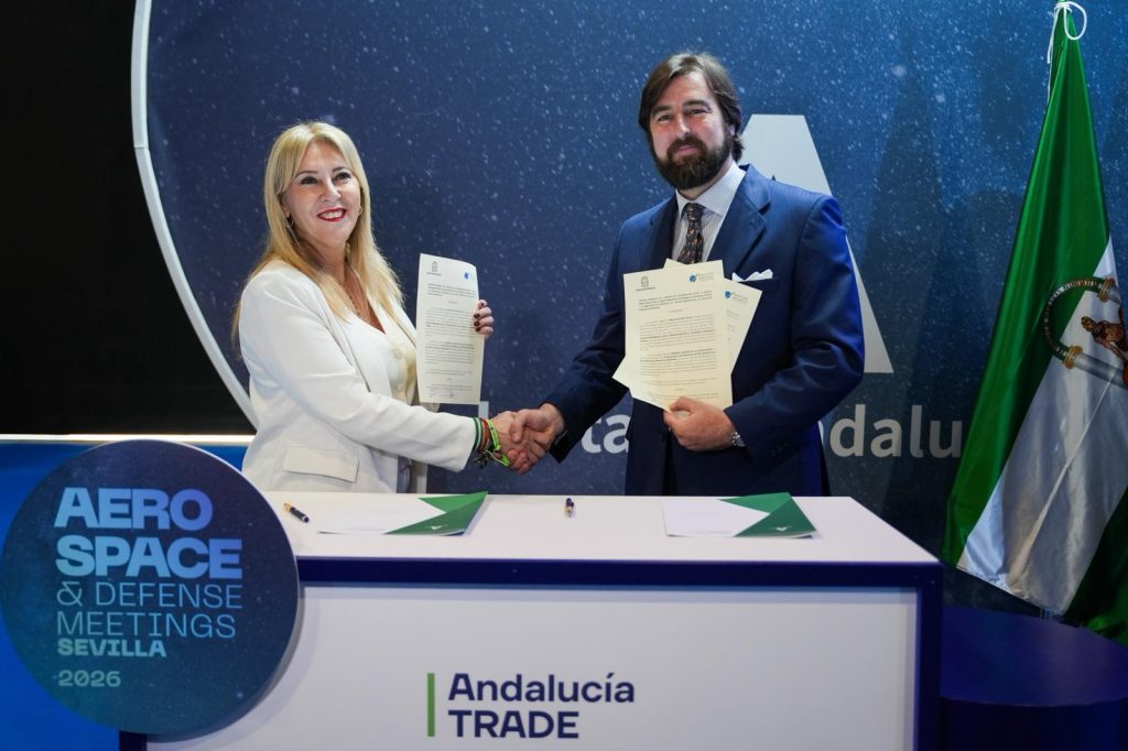 Imagen de la noticia Carolina España y el presidente de Andalucía Aerospace renuevan el convenio con Andalucía TRADE y añaden la innovación a su colaboración