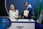 Imagen de la noticia Carolina España y el presidente de Andalucía Aerospace renuevan el convenio con Andalucía TRADE y añaden la innovación a su colaboración