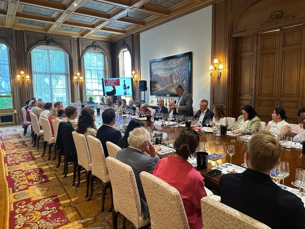 Imagen de la noticia Andalucía TRADE organiza en la Embajada de España en Londres una cata de vinos con la participación de las principales DDOO andaluzas